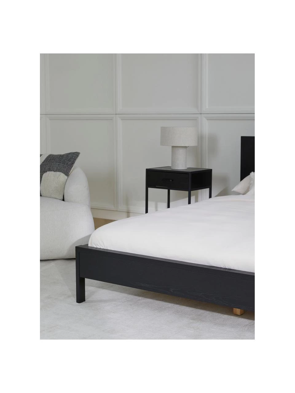 Westwing Collection Holzbett Tammy mit Kopfteil in Schwarz, 140 x 200 cm 3 Westwing Collection Holzbett Tammy mit Kopfteil in Schwarz, 140 x 200 cm – Bild 3