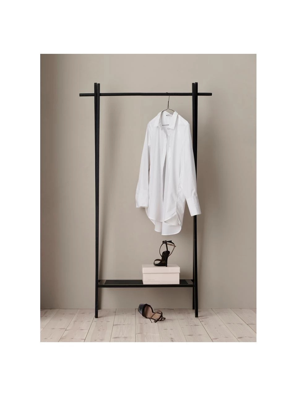 Kleiderständer Cloe aus Eichenholz in Schwarz, B 91 x H 159 cm 2 Kleiderständer Cloe aus Eichenholz in Schwarz, B 91 x H 159 cm – Bild 2