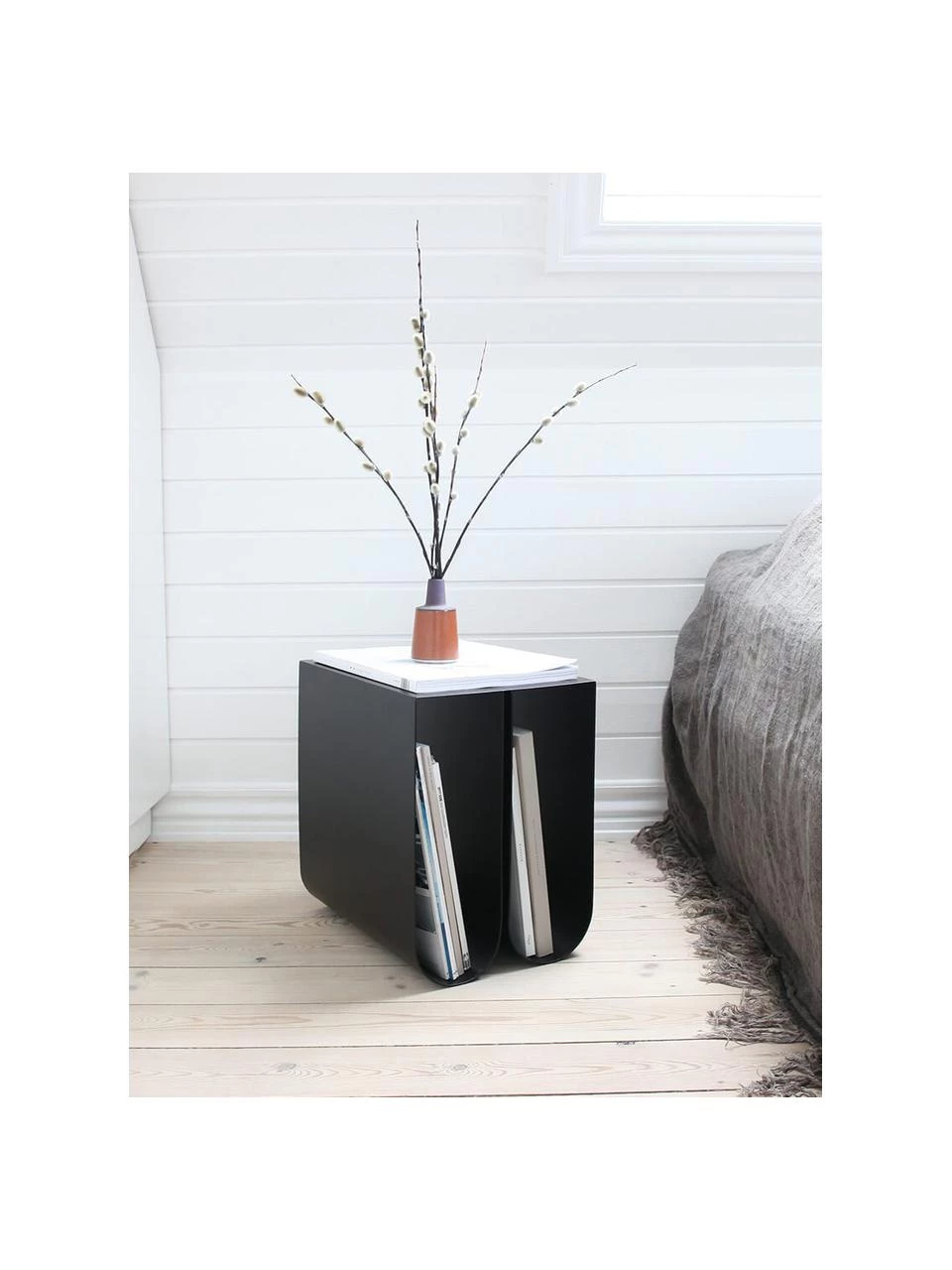 Kristina Dam Metall-Beistelltisch Curved in Schwarz, B 26 x H 36 cmNur noch 1 Artikel verfügbar 2 Kristina Dam Metall-Beistelltisch Curved in Schwarz, B 26 x H 36 cmNur noch 1 Artikel verfügbar – Bild 2