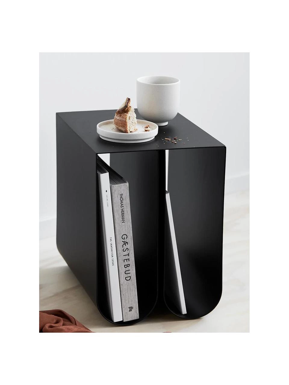 Kristina Dam Metall-Beistelltisch Curved in Schwarz, B 26 x H 36 cmNur noch 1 Artikel verfügbar 5 Kristina Dam Metall-Beistelltisch Curved in Schwarz, B 26 x H 36 cmNur noch 1 Artikel verfügbar – Bild 5