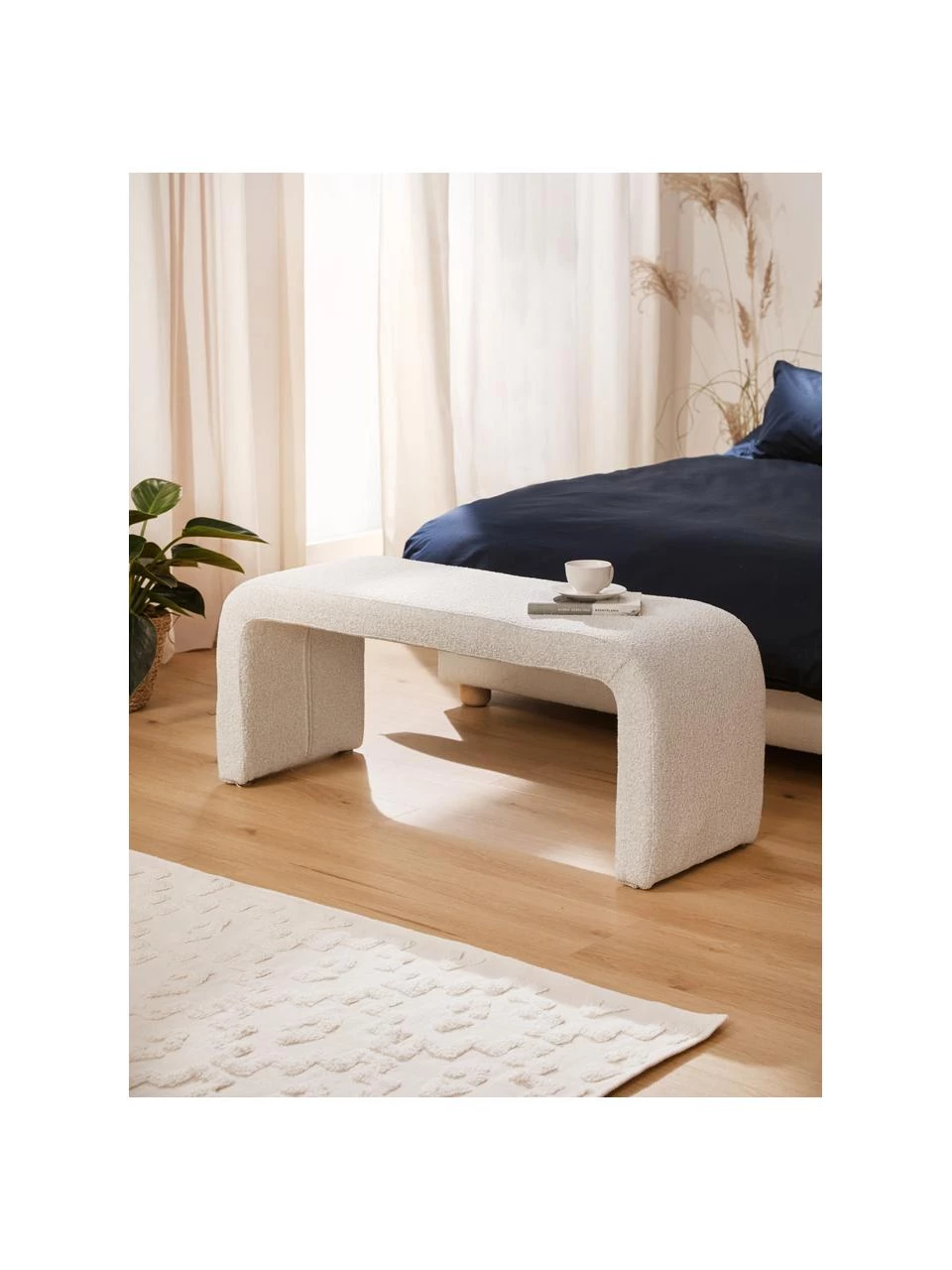 Westwing Collection Moderne Bouclé-Polsterbank Penelope in Weiß, B 110 x H 46 cm 2 Westwing Collection Moderne Bouclé-Polsterbank Penelope in Weiß, B 110 x H 46 cm – Bild 2