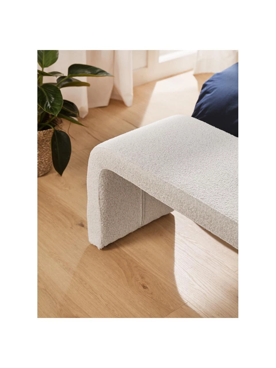 Westwing Collection Moderne Bouclé-Polsterbank Penelope in Weiß, B 110 x H 46 cm 3 Westwing Collection Moderne Bouclé-Polsterbank Penelope in Weiß, B 110 x H 46 cm – Bild 3