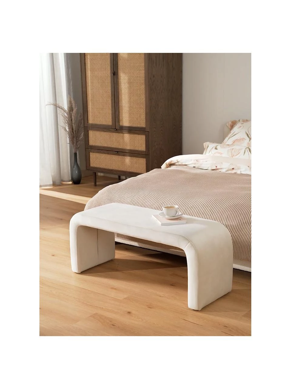 Westwing Collection Moderne Samt-Polsterbank Penelope in Cremeweiß, B 110 x H 46 cm 2 Westwing Collection Moderne Samt-Polsterbank Penelope in Cremeweiß, B 110 x H 46 cm – Bild 2