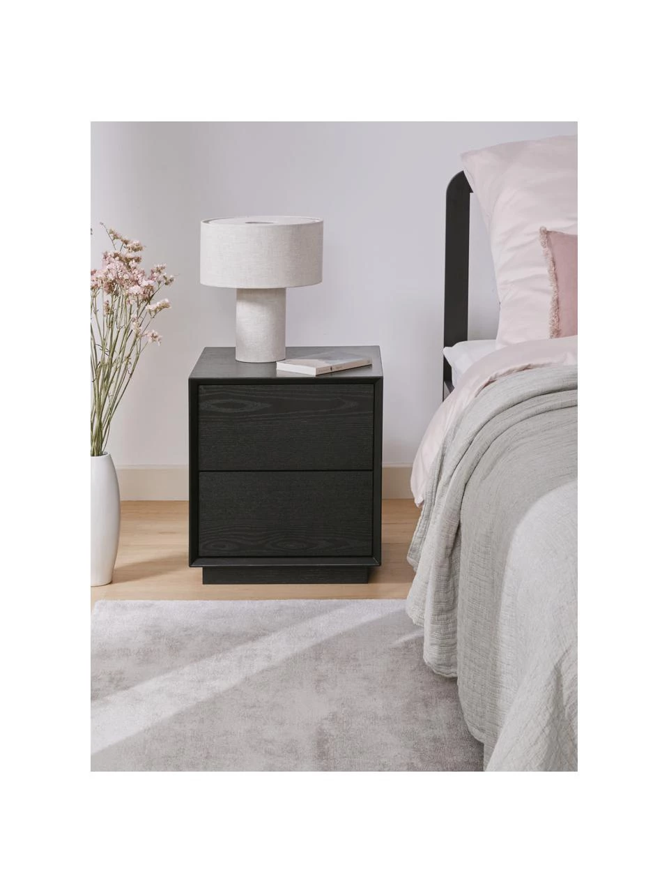 Westwing Collection Nachttisch Noel aus Eschenholzfurnier in Schwarz, B 45 x H 50 cm 2 Westwing Collection Nachttisch Noel aus Eschenholzfurnier in Schwarz, B 45 x H 50 cm – Bild 2