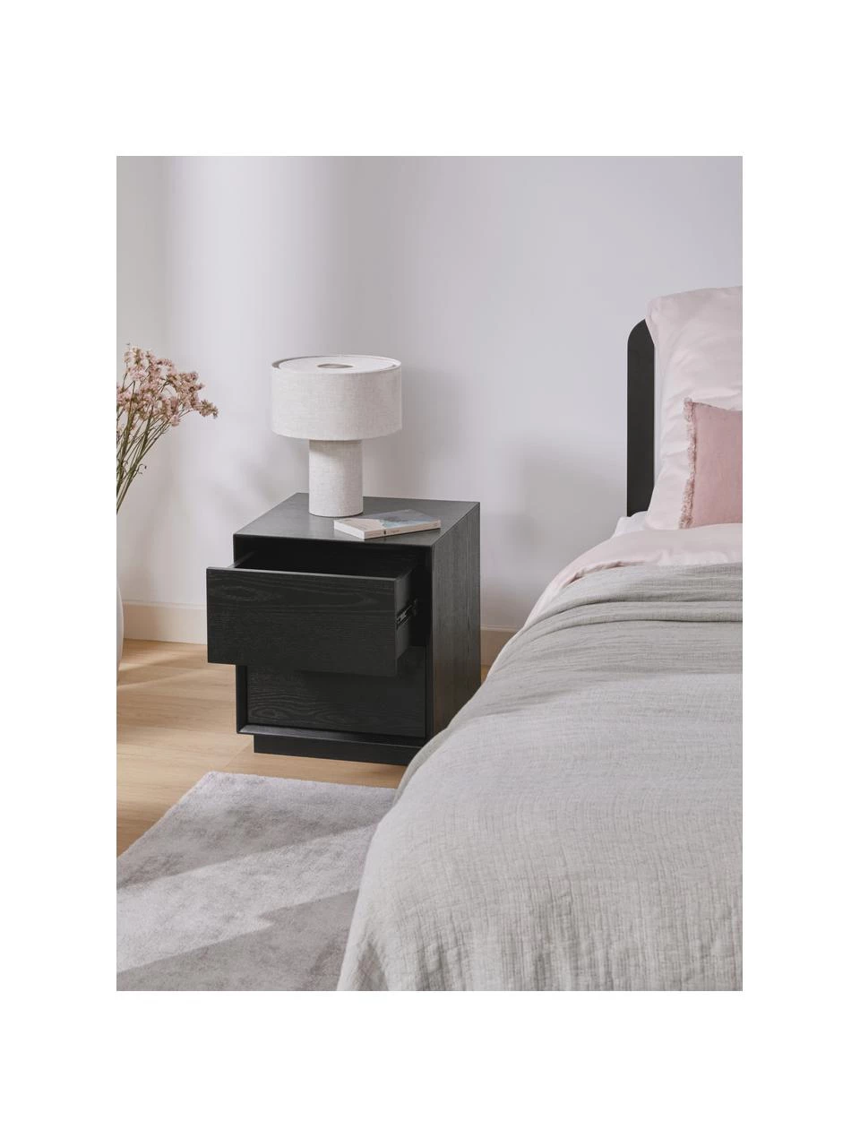 Westwing Collection Nachttisch Noel aus Eschenholzfurnier in Schwarz, B 45 x H 50 cm 3 Westwing Collection Nachttisch Noel aus Eschenholzfurnier in Schwarz, B 45 x H 50 cm – Bild 3