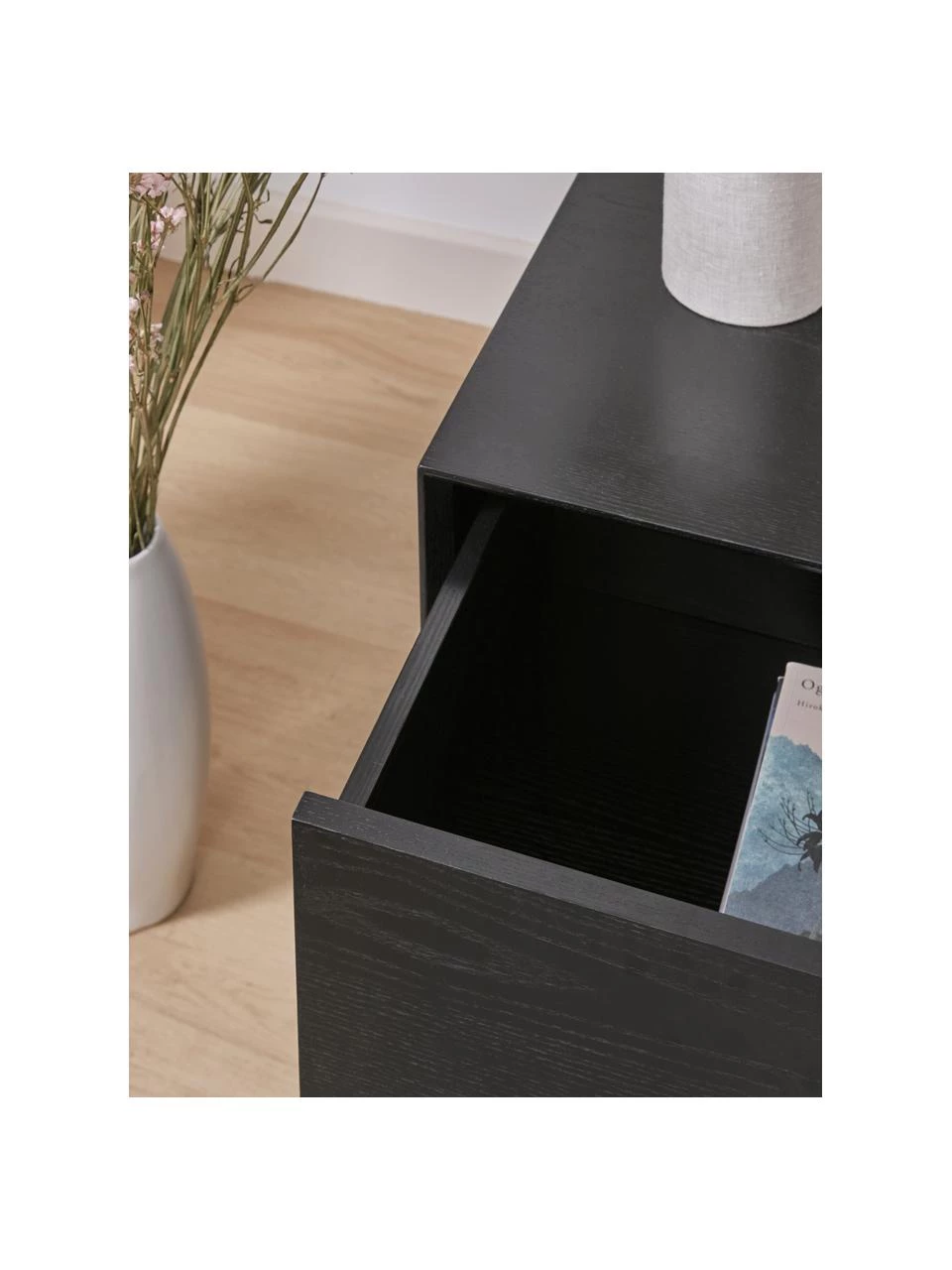 Westwing Collection Nachttisch Noel aus Eschenholzfurnier in Schwarz, B 45 x H 50 cm 4 Westwing Collection Nachttisch Noel aus Eschenholzfurnier in Schwarz, B 45 x H 50 cm – Bild 4