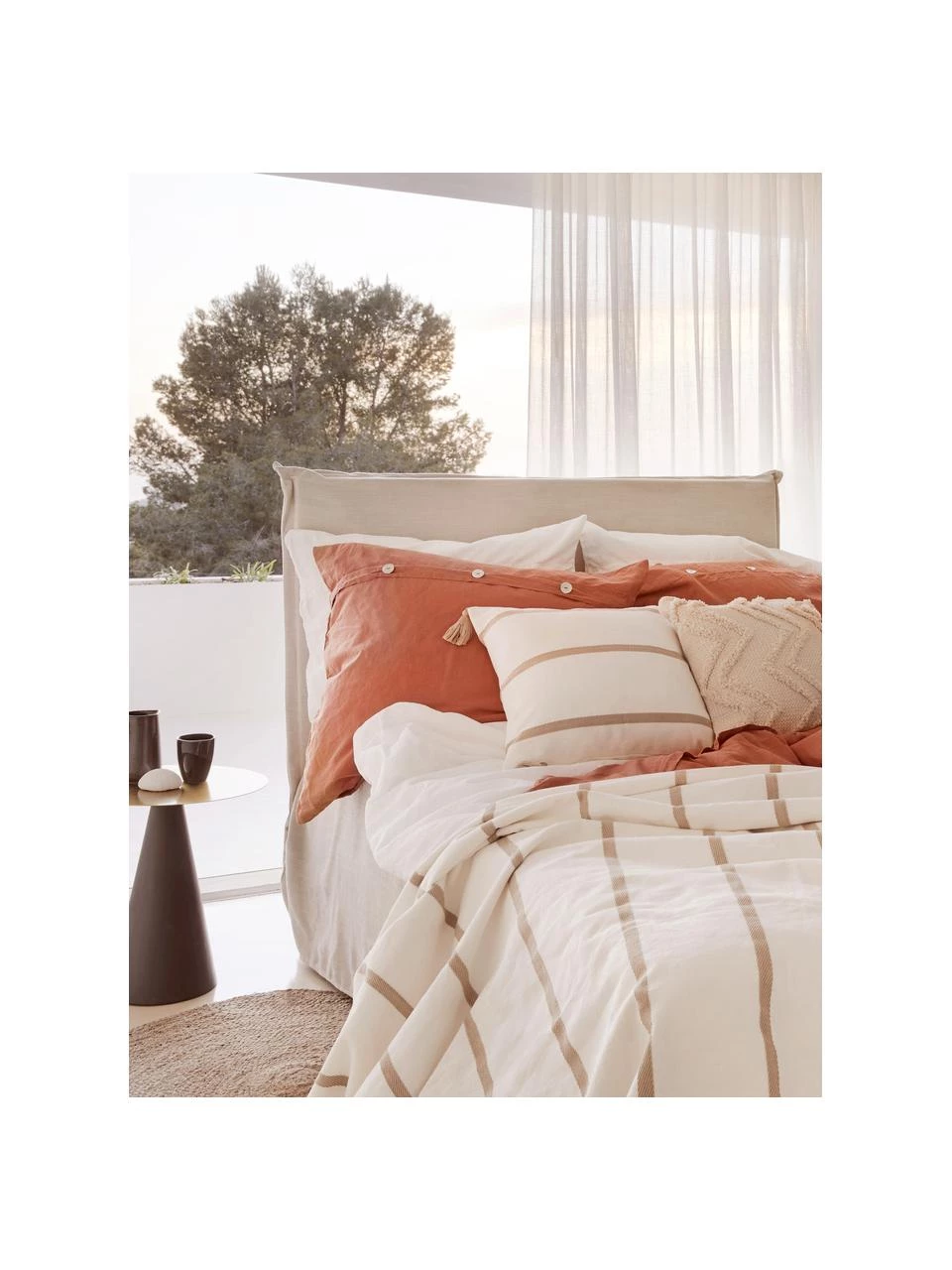 Westwing Collection Premium Boxspringbett Violet in Beige, 140 x 200 cm, Härtegrad 2 2 Westwing Collection Premium Boxspringbett Violet in Beige, 140 x 200 cm, Härtegrad 2 – Bild 2