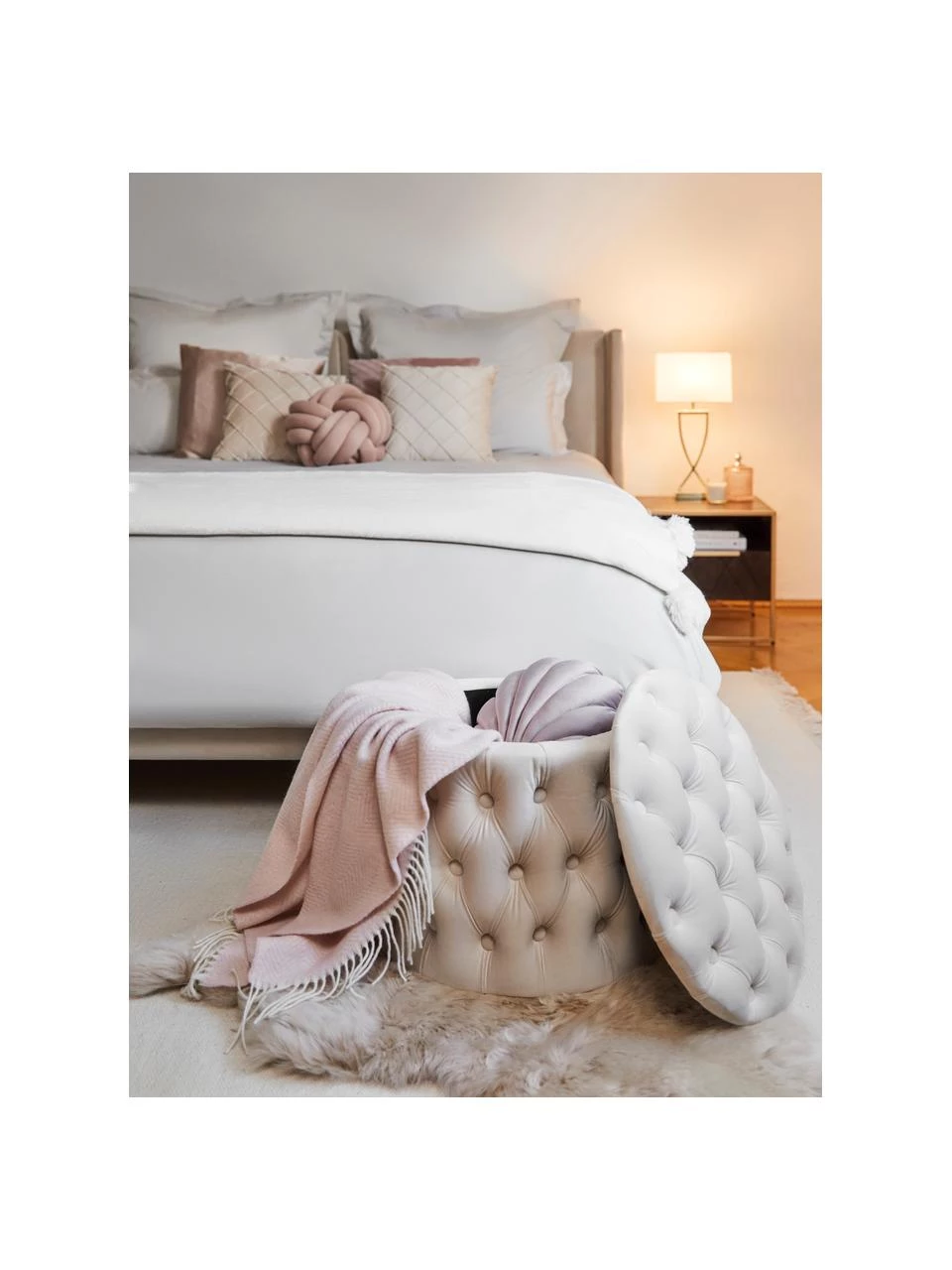 Westwing Collection Samt-Hocker Chiara mit Stauraum in Cremeweiß, Ø 50 x H 42 cm 2 Westwing Collection Samt-Hocker Chiara mit Stauraum in Cremeweiß, Ø 50 x H 42 cm – Bild 2