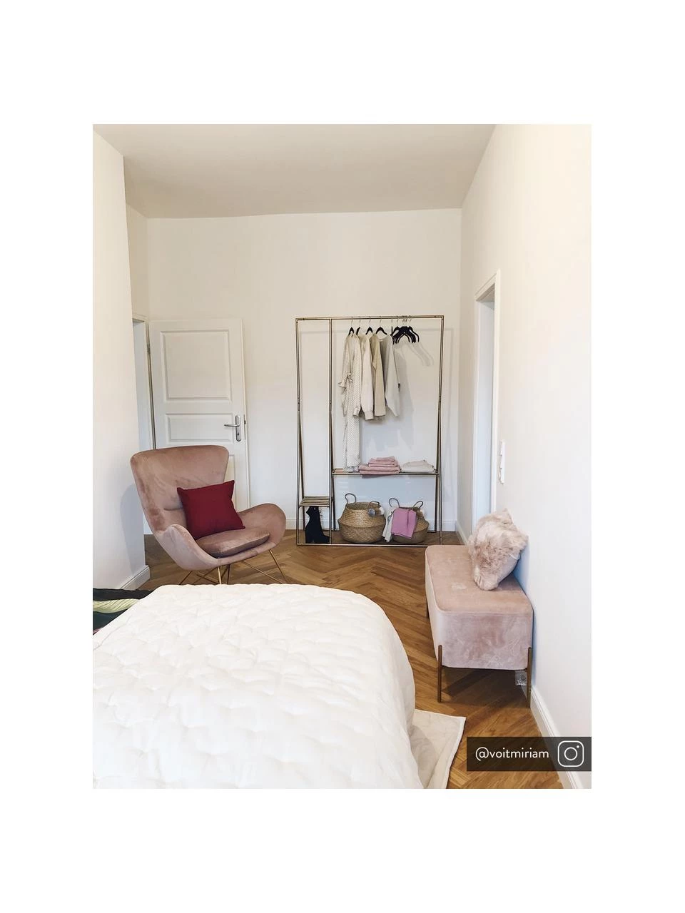 Westwing Collection Samt-Polsterbank Harper in Rosa, B 90 x H 44 cm 2 Westwing Collection Samt-Polsterbank Harper in Rosa, B 90 x H 44 cm – Bild 2