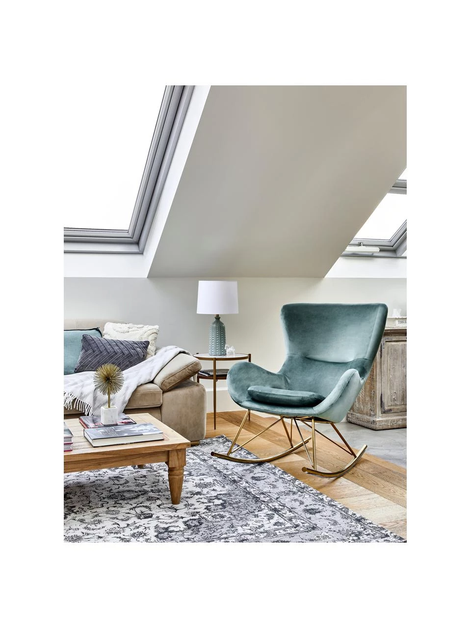 Westwing Collection Samt-Schaukelstuhl Wing in Salbeigrün mit Metall-Füßen, B 76 x T 108 cm 2 Westwing Collection Samt-Schaukelstuhl Wing in Salbeigrün mit Metall-Füßen, B 76 x T 108 cm – Bild 2