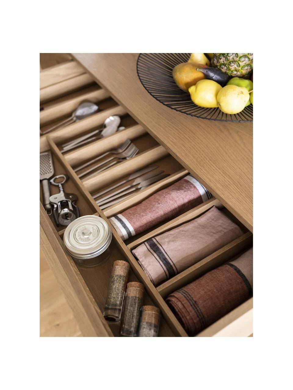 Sideboard Allure mit Schublade und Türen aus Eichenholzfurnier, B 200 x H 75 cm 3 Sideboard Allure mit Schublade und Türen aus Eichenholzfurnier, B 200 x H 75 cm – Bild 3