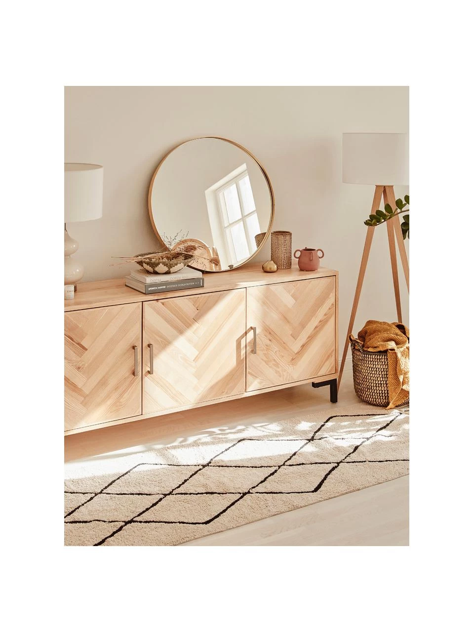 Westwing Collection Sideboard Leif mit Türen aus massivem Eschenholz, B 177 x H 75 cm 2 Westwing Collection Sideboard Leif mit Türen aus massivem Eschenholz, B 177 x H 75 cm – Bild 2