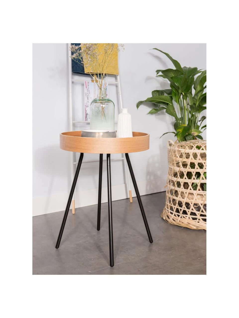 Zuiver Tablett-Tisch Oak Tray, Ø 47 x H 56 cm 2 Zuiver Tablett-Tisch Oak Tray, Ø 47 x H 56 cm – Bild 2