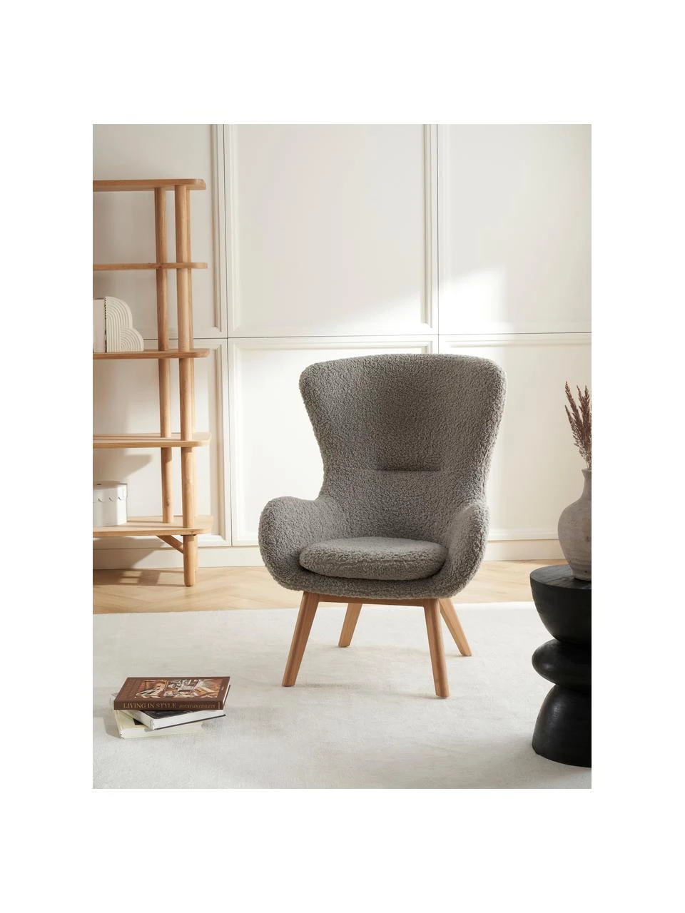 Westwing Collection Teddy-Ohrensessel Wing in Grau mit Holz-Füßen, B 77 x T 89 cm 2 Westwing Collection Teddy-Ohrensessel Wing in Grau mit Holz-Füßen, B 77 x T 89 cm – Bild 2