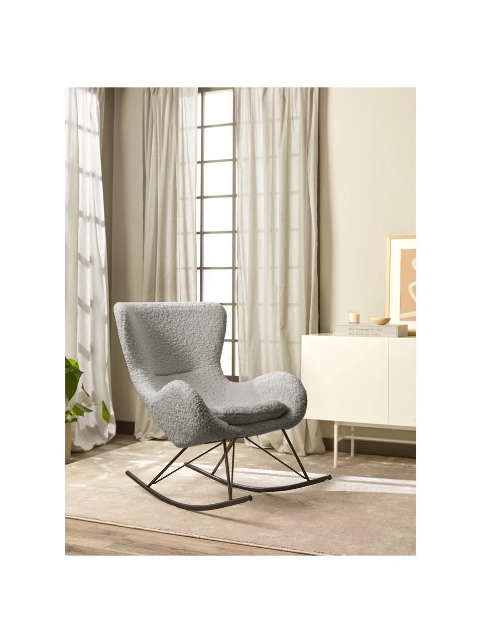 Westwing Collection Teddy-Schaukelstuhl Wing in Grau mit Metall-Füßen, B 77 x H 109 cm 2 Westwing Collection Teddy-Schaukelstuhl Wing in Grau mit Metall-Füßen, B 77 x H 109 cm – Bild 2