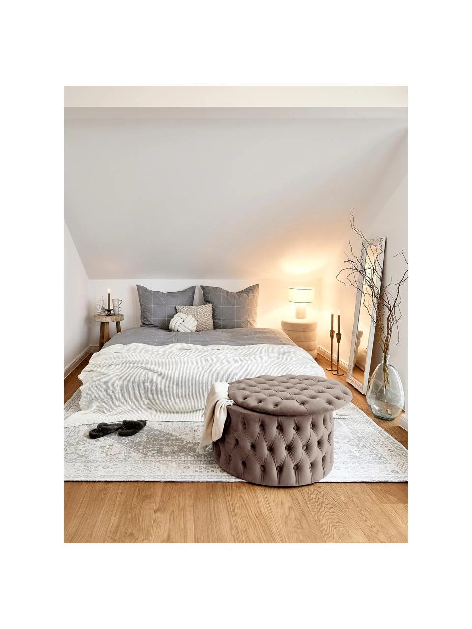 Westwing Collection XL Samt-Hocker Chiara mit Stauraum in Beige, Ø 70 x H 42 cm 2 Westwing Collection XL Samt-Hocker Chiara mit Stauraum in Beige, Ø 70 x H 42 cm – Bild 2