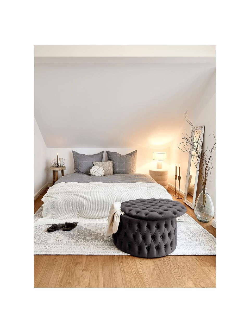 Westwing Collection XL Samt-Hocker Chiara mit Stauraum in Dunkelgrau, Ø 70 x H 42 cm 2 Westwing Collection XL Samt-Hocker Chiara mit Stauraum in Dunkelgrau, Ø 70 x H 42 cm – Bild 2